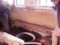 Erneuern der Fundamente, vor dem Gießen des neuen Beton-Bodens