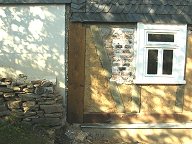 Bevor die Gefache an der Front neu verputzt werden konnten, mußte der linke Eckbalken noch neu geschalt werden