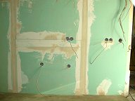 die Küchenwände sind fertig verkabelt & verkleidet